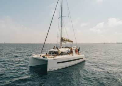 Catamarán con gente navegando en Barcelona - Sondevela copa america 2024